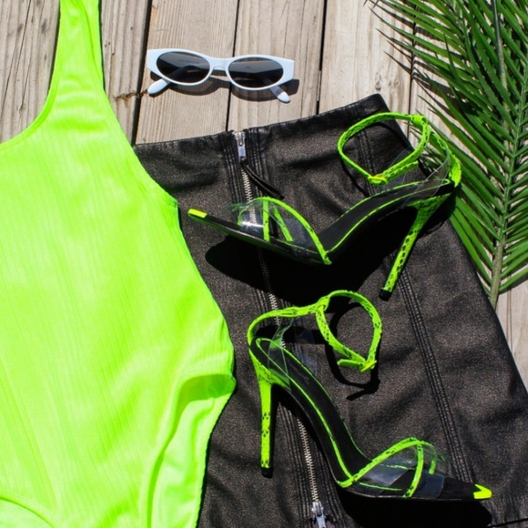 🚨//Hot Girl Summer// Neon yellow heel - Picture 2 of 8